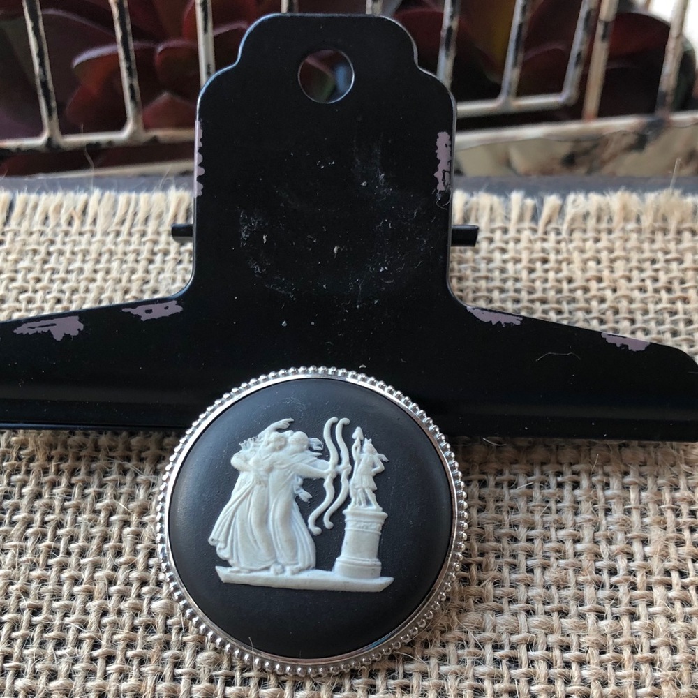 VINTAGE BLACK WEDGWOOD 
SILVER BROOCH
